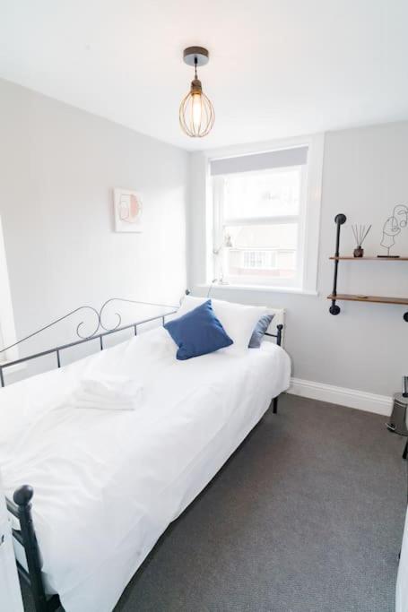Stunning 3 Bed Home, 5 Mins From Apartment *