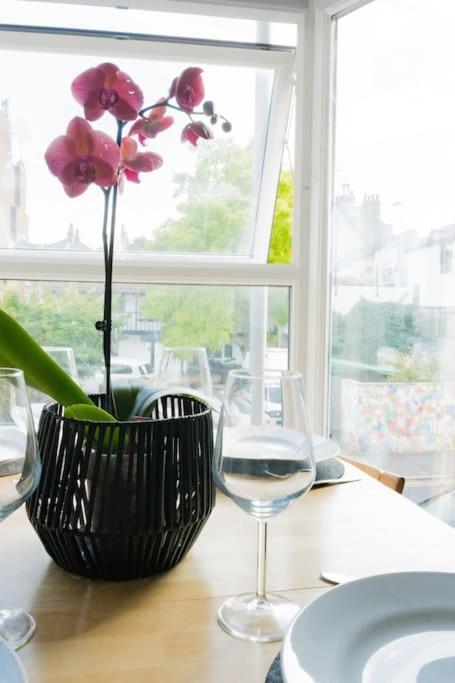 Stunning 3 Bed Home, 5 Mins From *