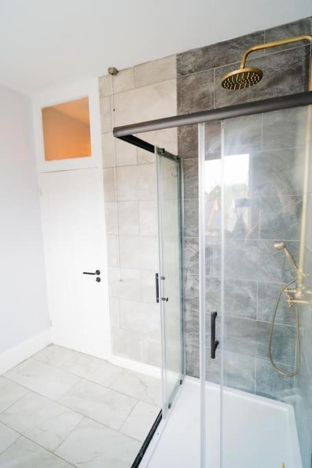 Apartment Stunning 3 Bed Home, 5 Mins From