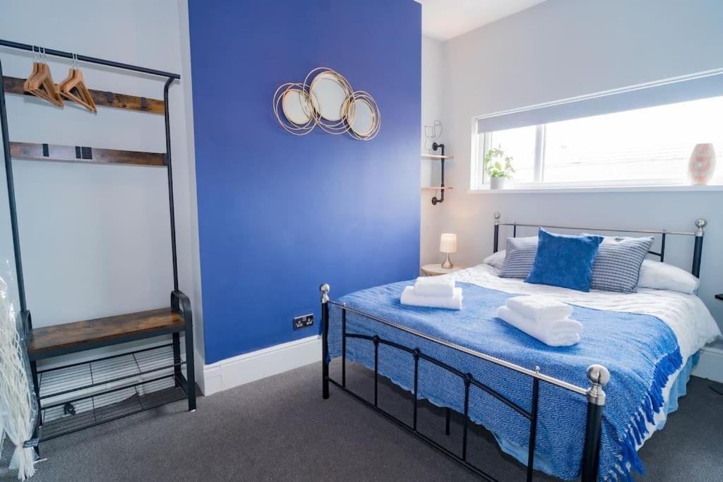 Stunning 3 Bed Home, 5 Mins From Apartment